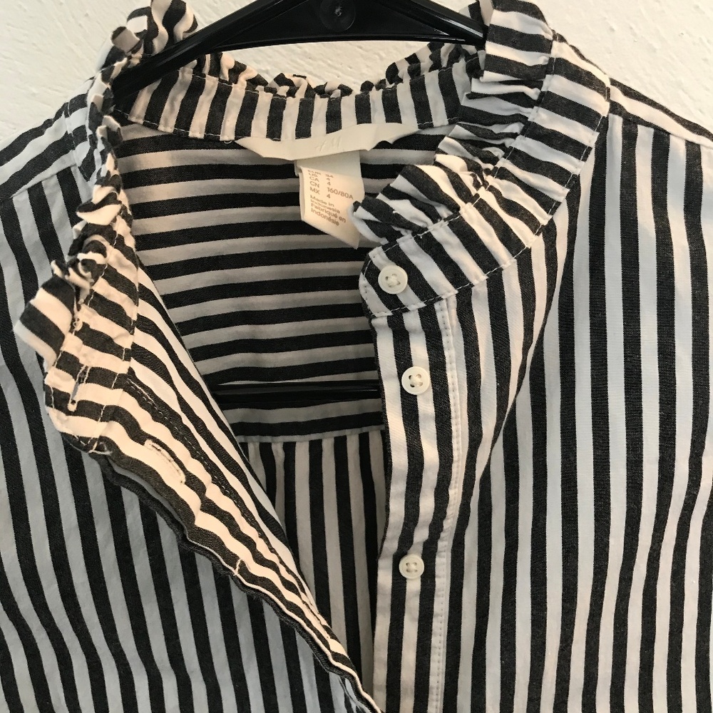 ⬇️🎈H&M Striped Ruffled Button down - Picture 2 of 8